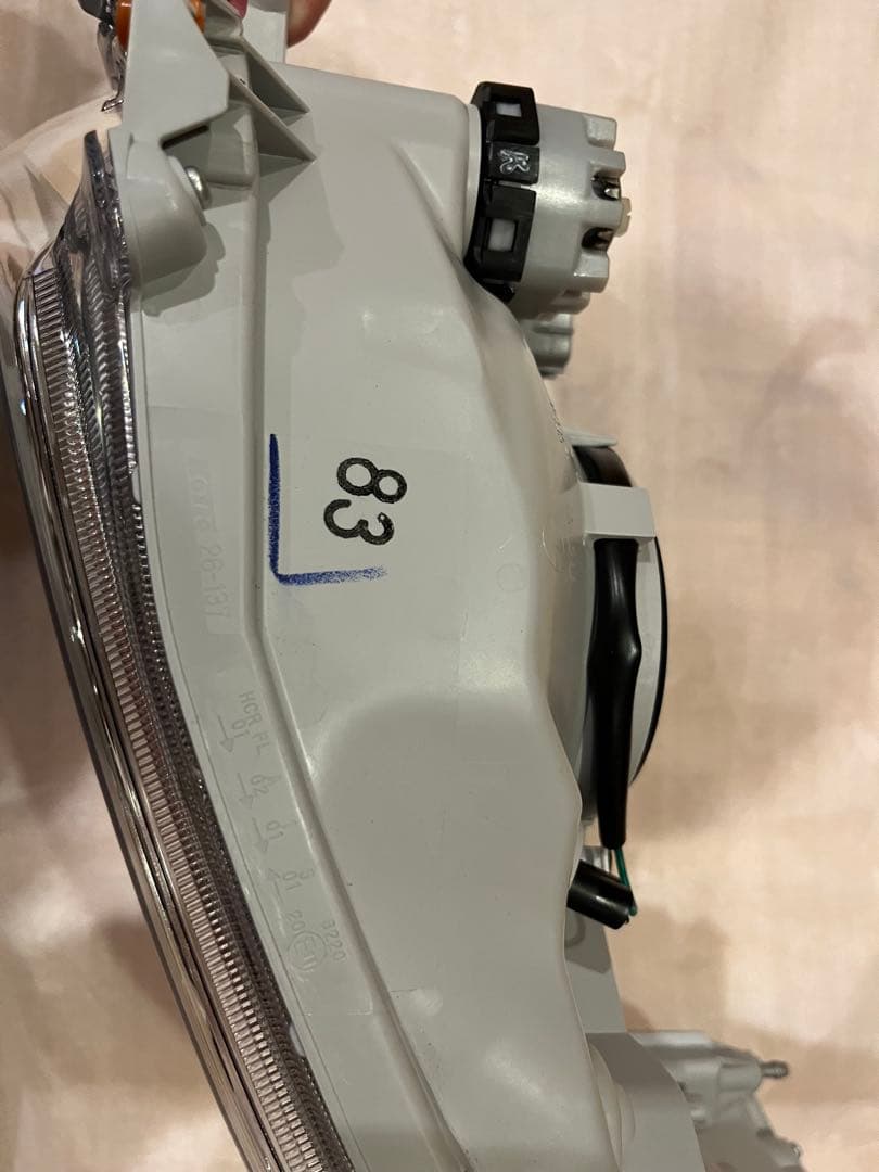 【新車外し】ハイエース8型純正ヘッドライト