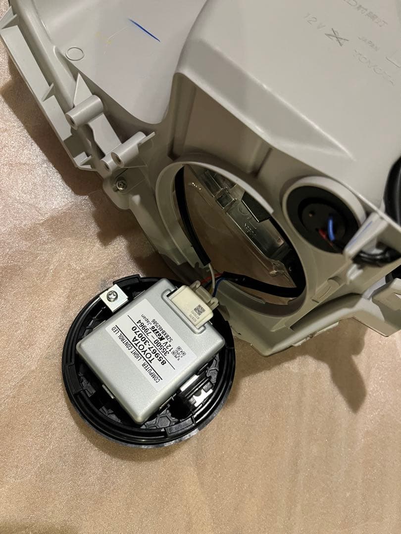 【新車外し】ハイエース8型純正ヘッドライト