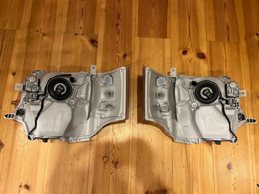 【新車外し】ハイエース8型純正ヘッドライト