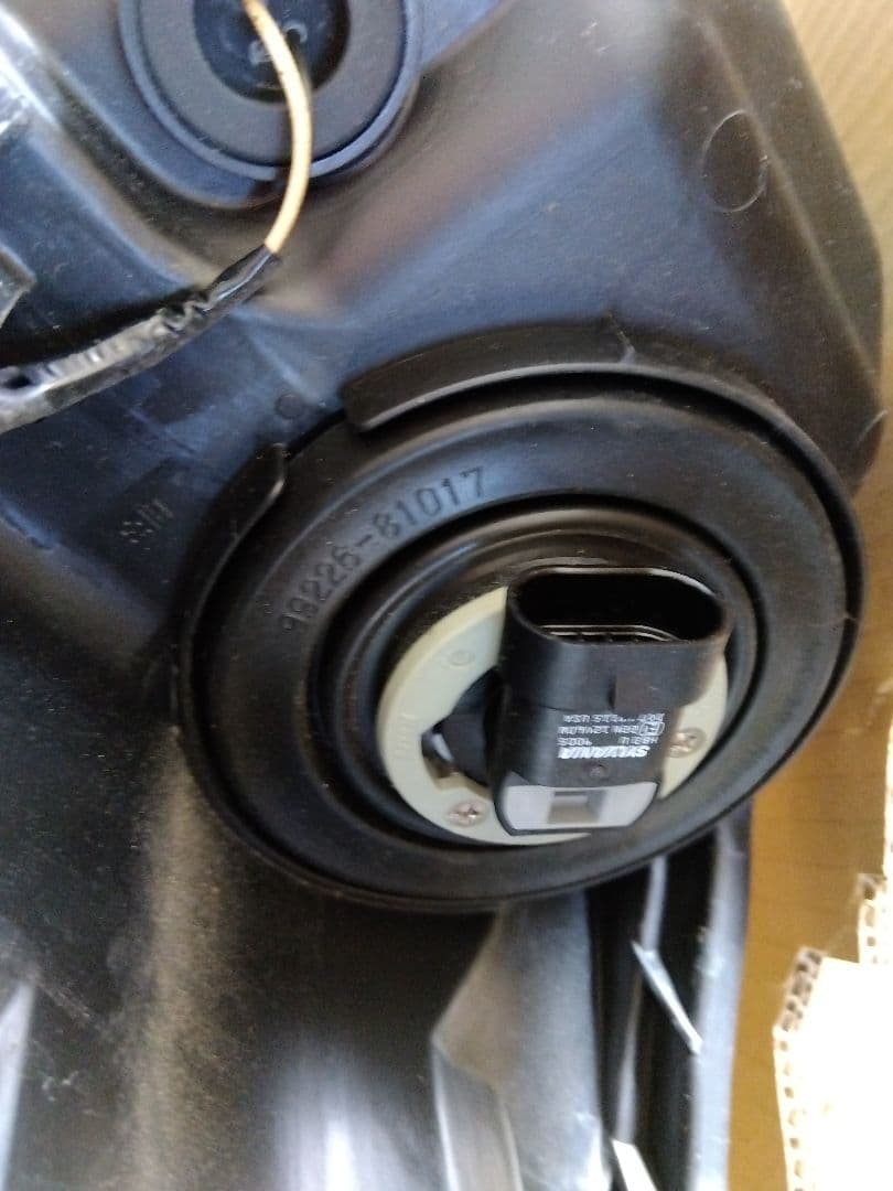 トヨタ　アクア　右ヘッドライト　平成２８年式　NHP10　ヘッドランプ