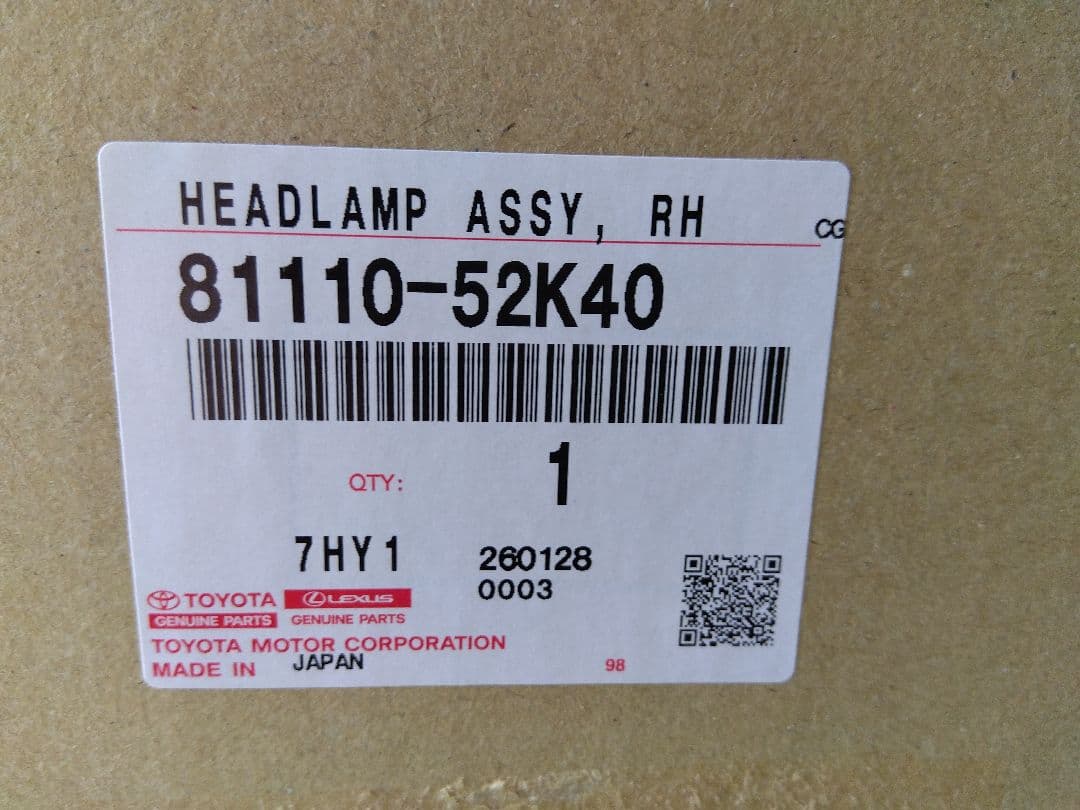 トヨタ　アクア　右ヘッドライト　平成２８年式　NHP10　ヘッドランプ