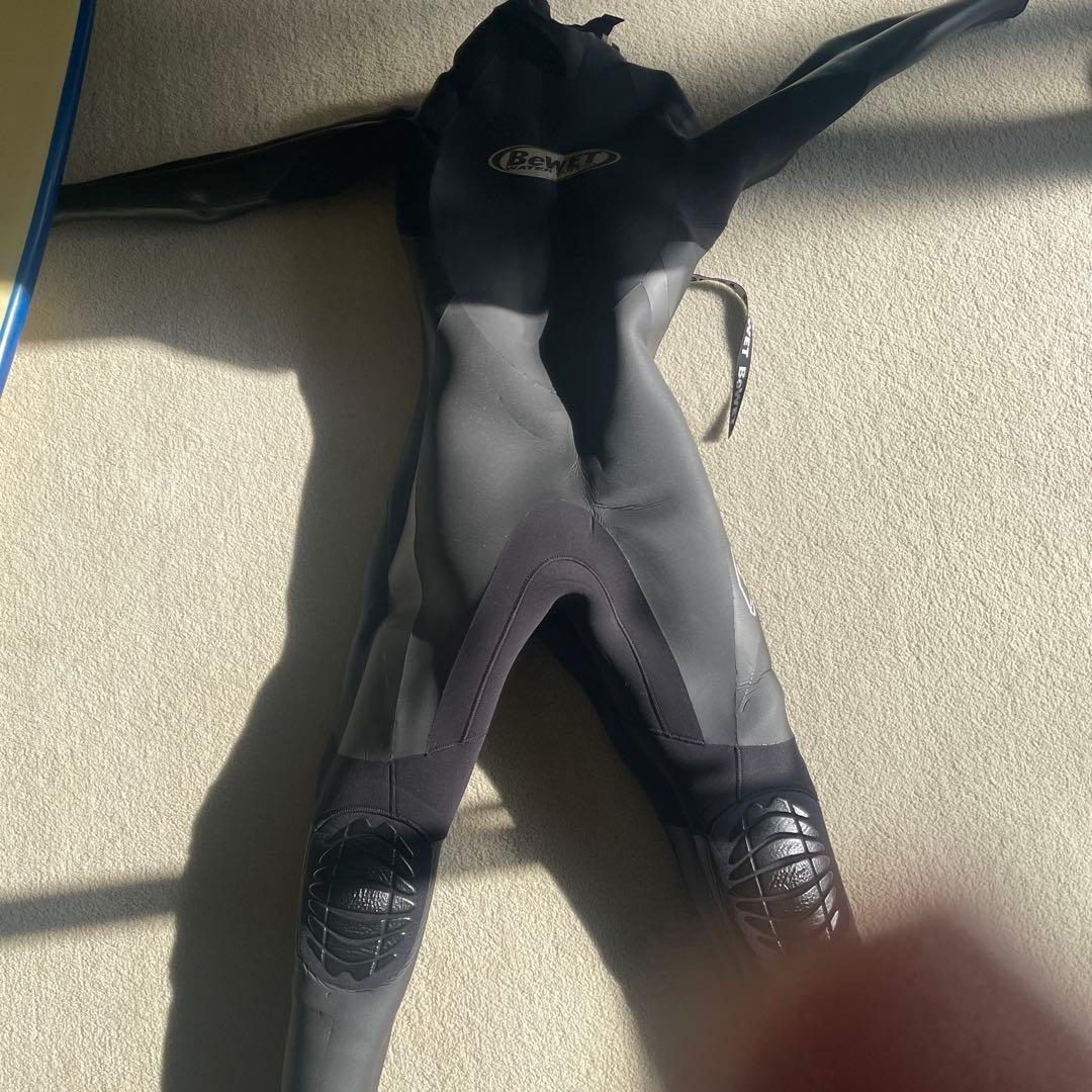 サーフボードとウェットスーツ3着(夏-冬用セット)