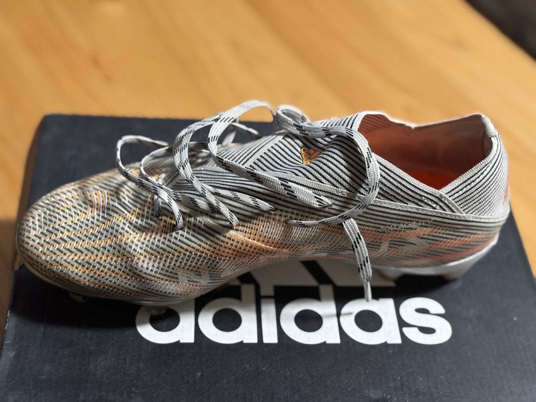 ネメシス.1 AG サッカースパイク　ホワイト　スクリーミングオレンジ 25cm