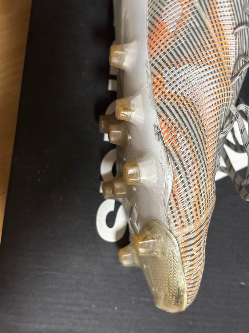 ネメシス.1 AG サッカースパイク　ホワイト　スクリーミングオレンジ 25cm