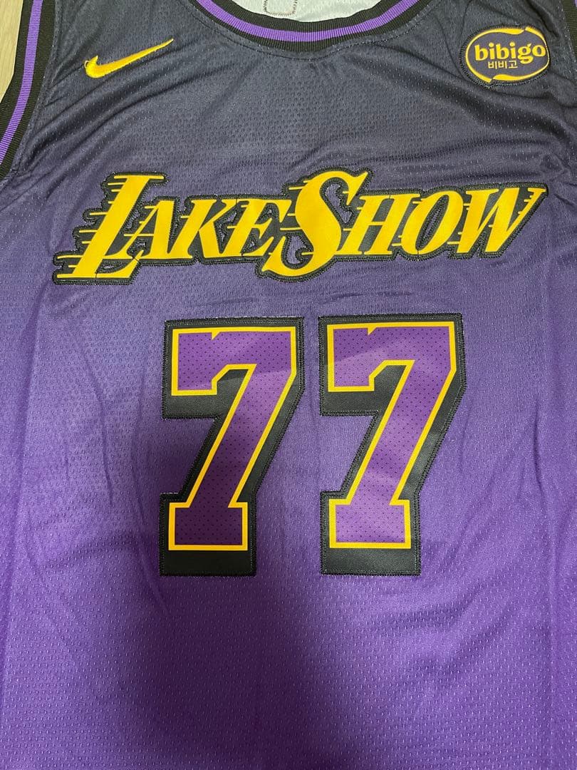 ルカ・ドンチッチのユニフォーム、レイカーズ、レイクショー,77