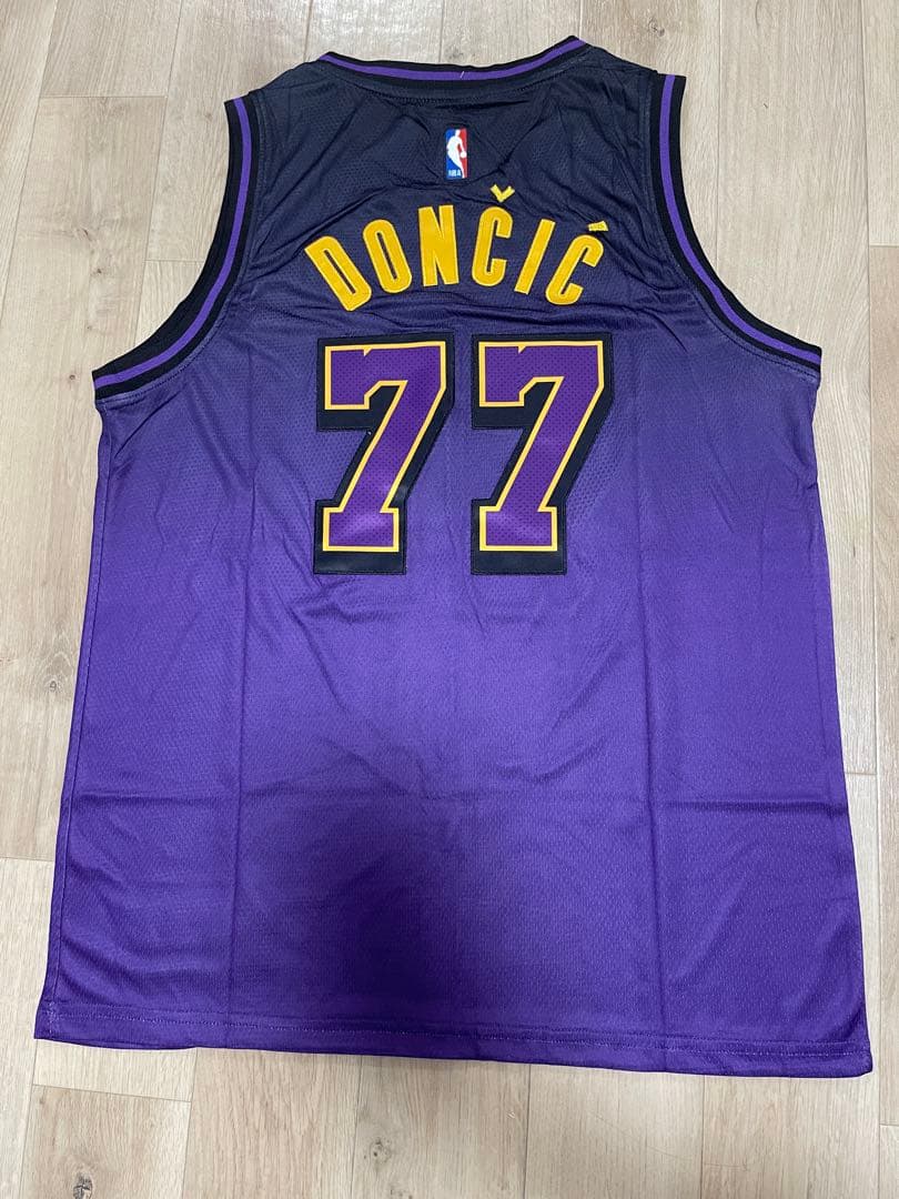 ルカ・ドンチッチのユニフォーム、レイカーズ、レイクショー,77