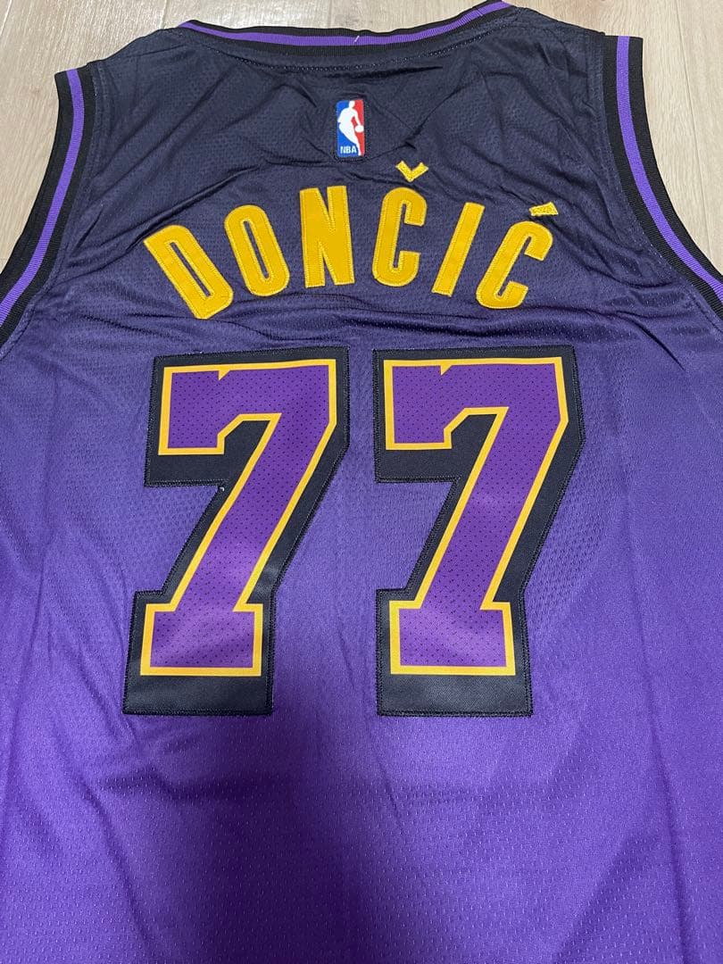 ルカ・ドンチッチのユニフォーム、レイカーズ、レイクショー,77