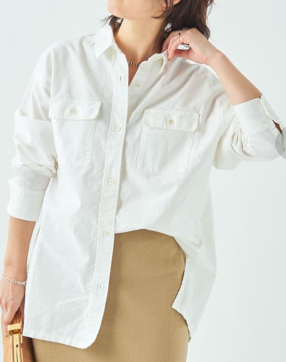 C7073 シャツ×ロゴT×スウェットパンツコーデ