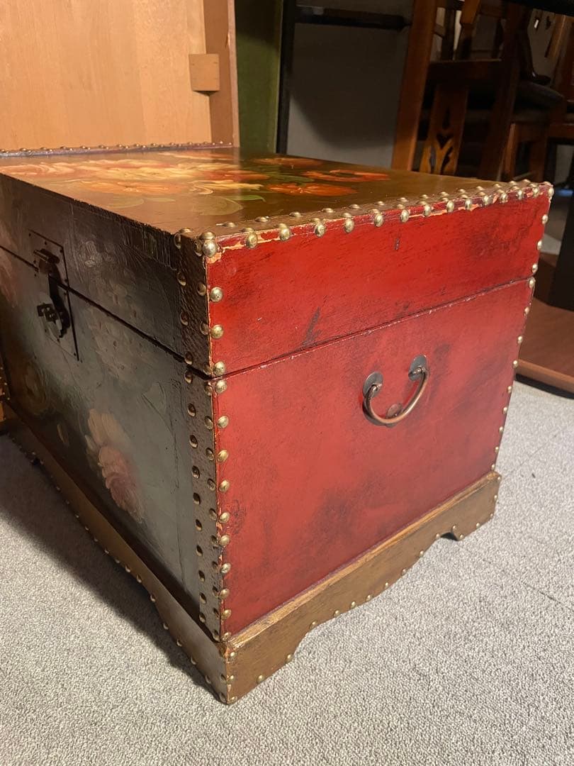 アンティーク　ハンドペイント 木製チェスト 花柄 トランク型収納　鋲打ち装飾