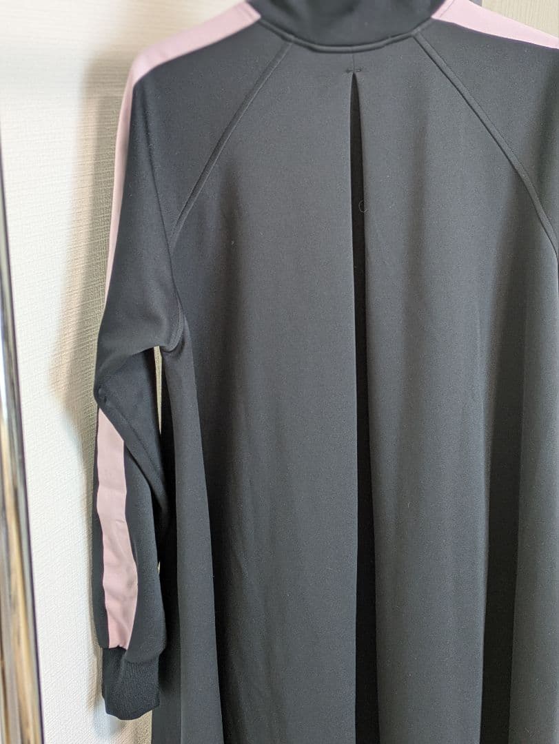 【美品】山本マナ×アーバンリサーチ 限定コラボ Aラインジップコート 黒×ピンク