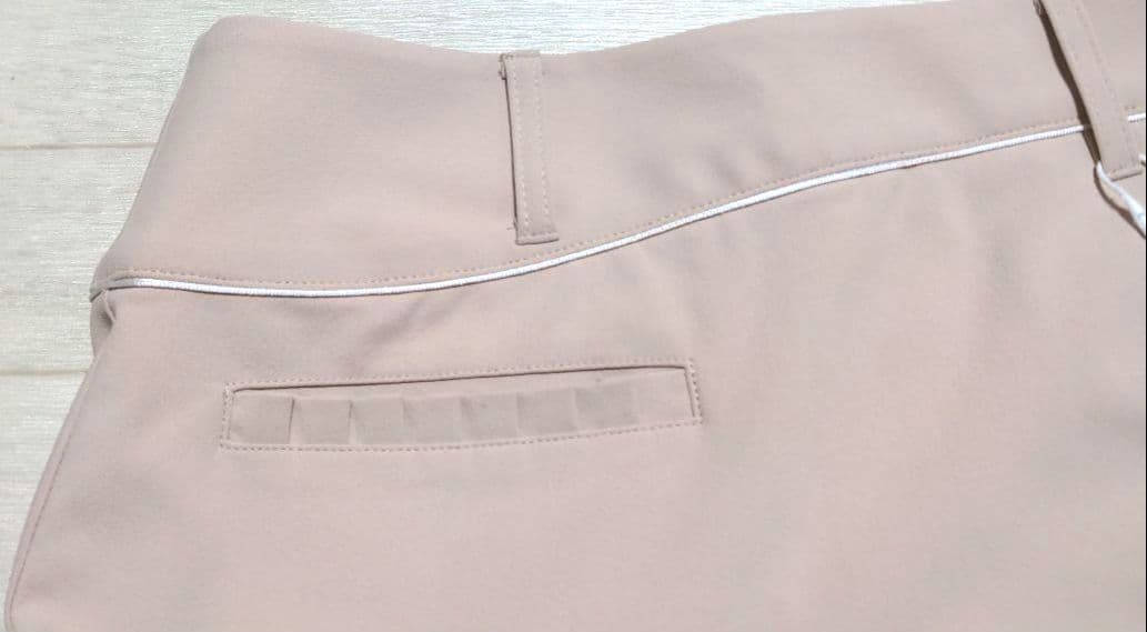 新品　デサントゴルフ　スカートМ　ベージュ定価26400円インナーパンツ一体型