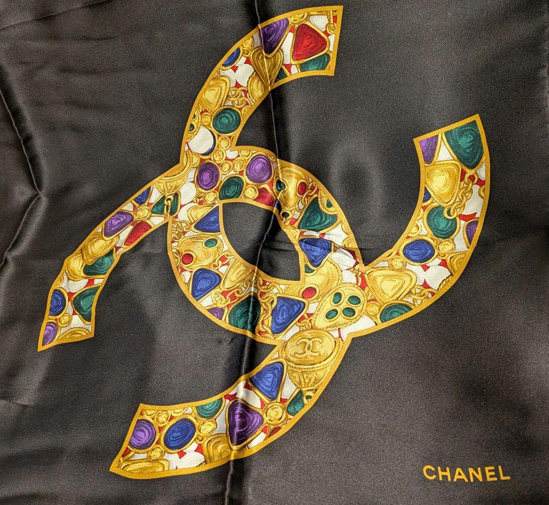 CHANEL　大判シルクスカーフ　ココマーク　ジュエリー柄　宝石柄　黒　ブラック