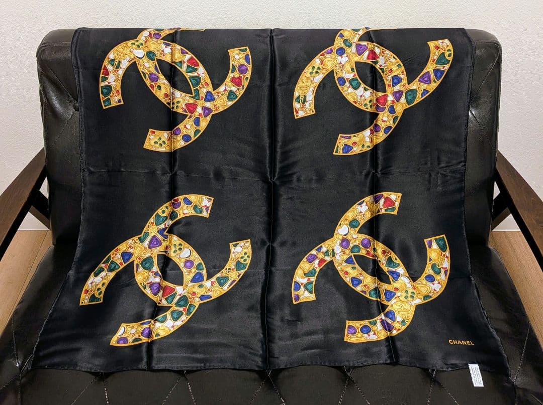 CHANEL　大判シルクスカーフ　ココマーク　ジュエリー柄　宝石柄　黒　ブラック