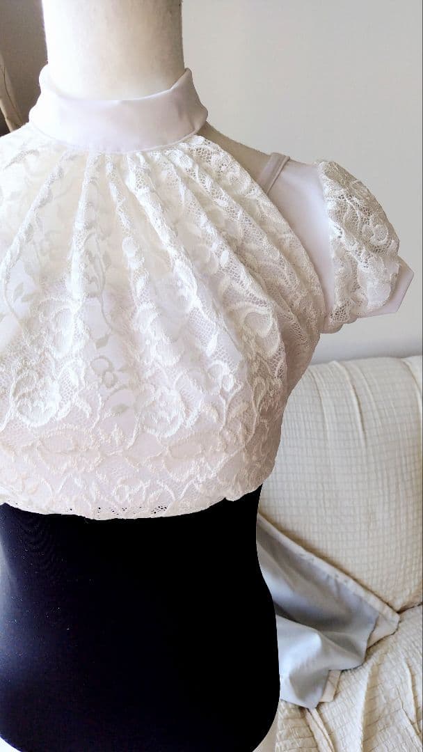 S～Mサイズ／チューリップ柄レースの胸元ギャザーが豪華な娘役レオタード白黒