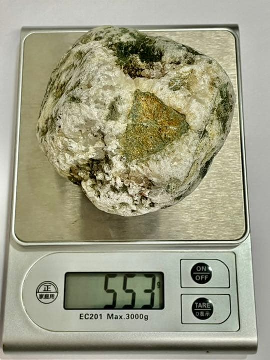 国産天然石　新潟県産　原石　緑玉髄　りょくぎょくずい