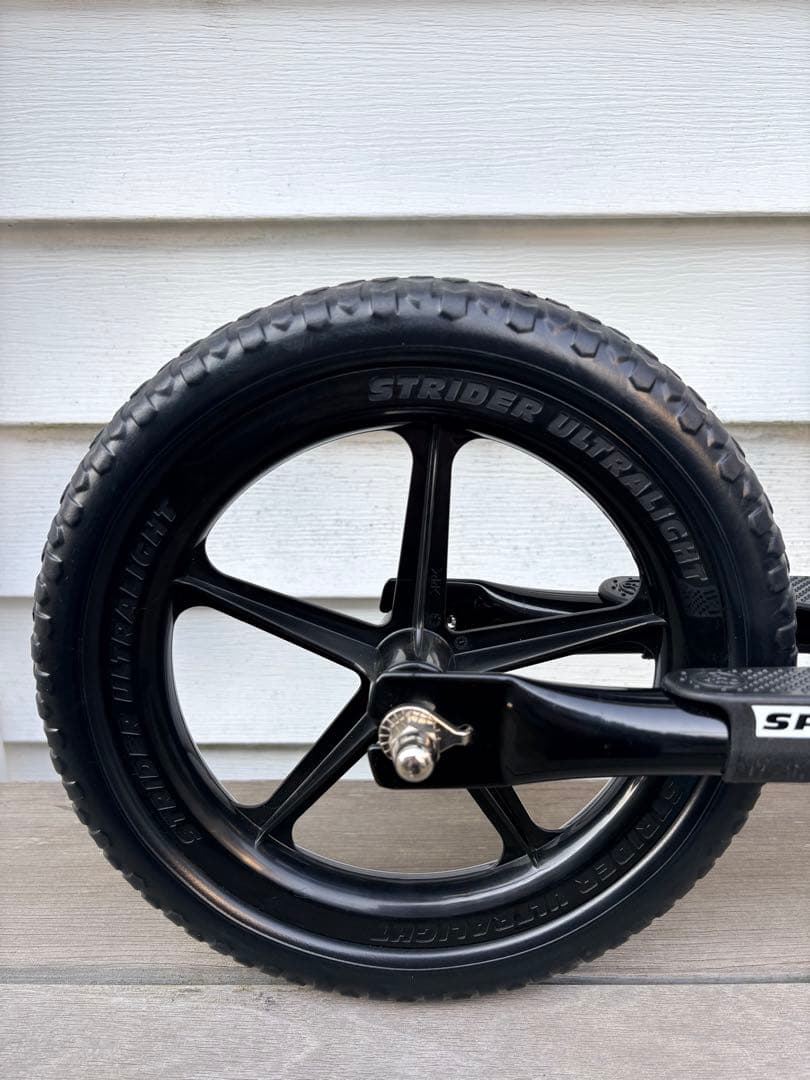 【美品】ストライダー スポーツモデル 12インチ ブラック 日本正規品 使用数回
