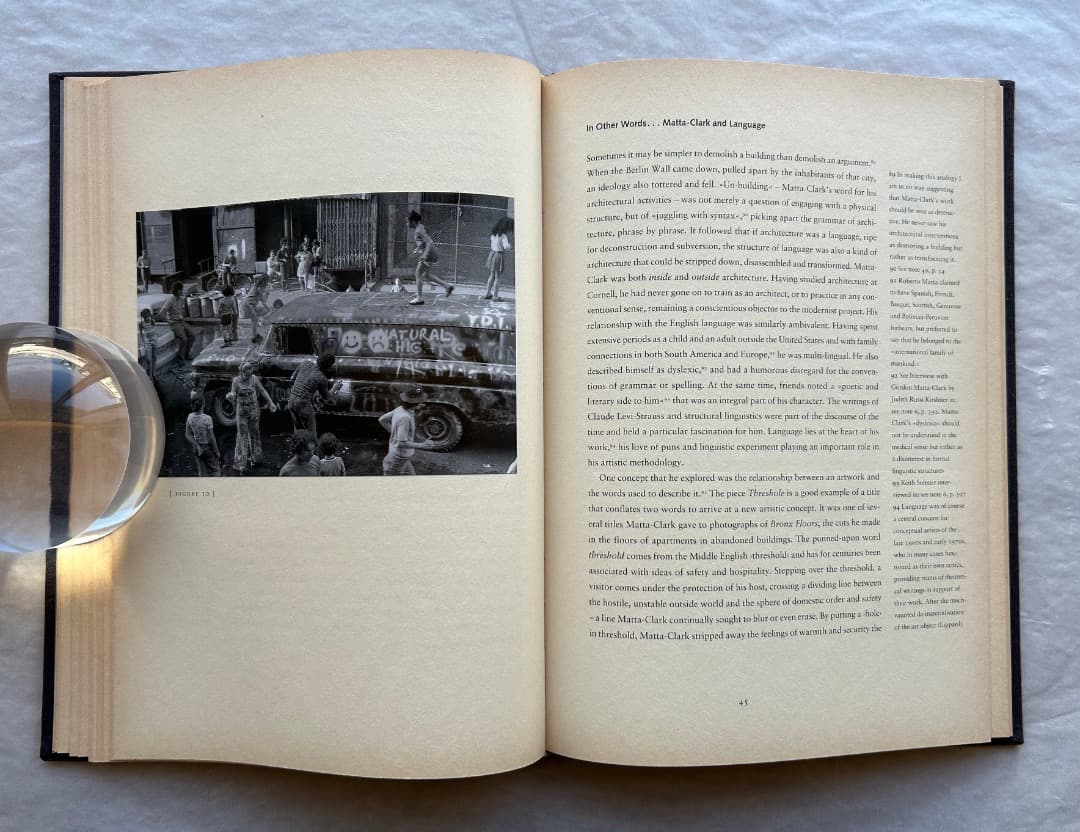 洋書）Gordon Matta-Clark: The Space Between