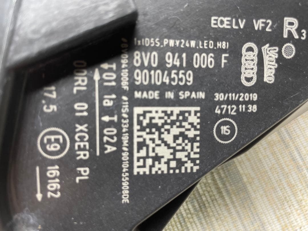 美品 アウディ　A3 8V　前期 ベッドライト　右側 8V0941006F