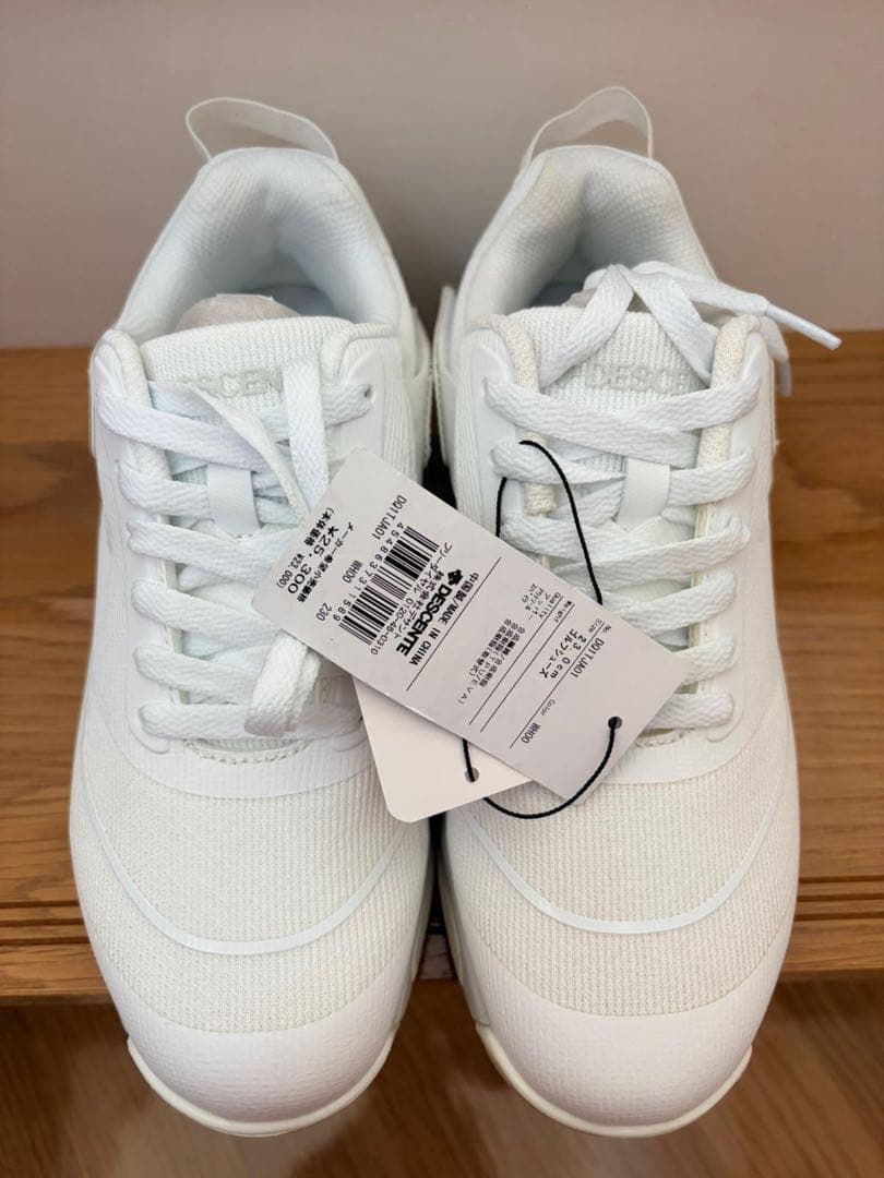 ホワイト スニーカー 新品タグ付きDescente