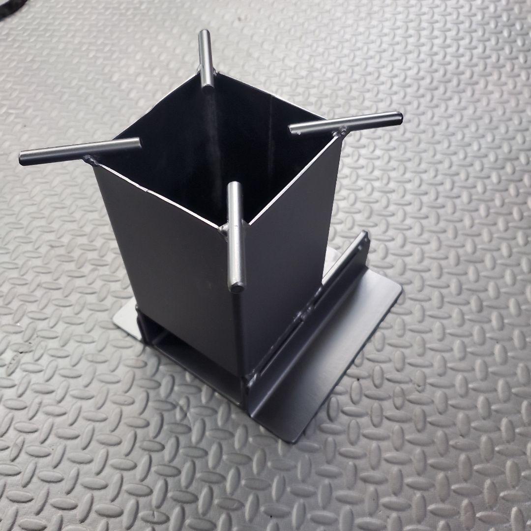 コンパクトハンドメイドのロケットストーブ