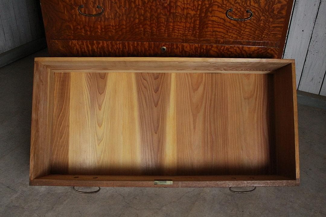 古い木製の引き出し3段　チェスト　箪笥　タンス　古家具　古民家