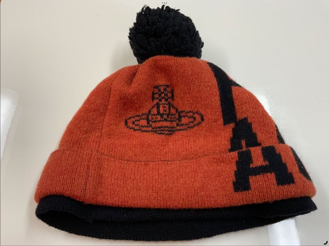 Vivienne Westwood オレンジと黒のポンポン付きニット帽