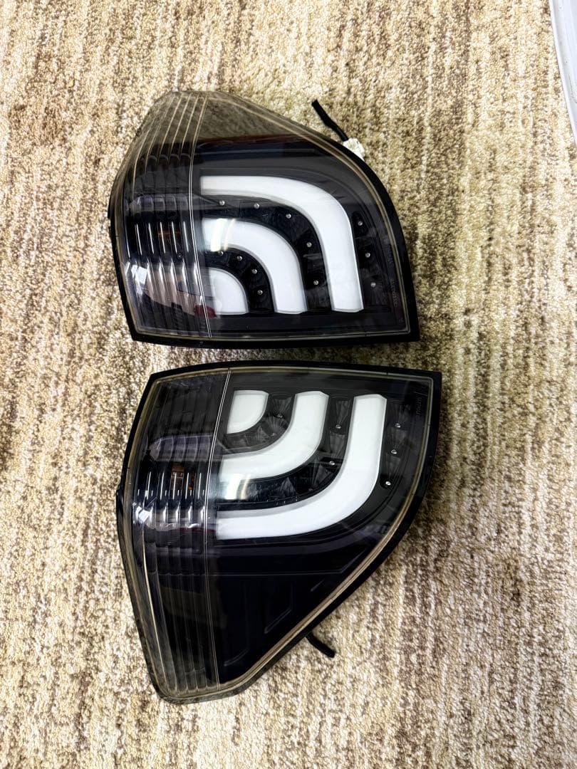 ヴェルファイア アルファード系スモークレンズデザインのホワイトLEDテールランプ