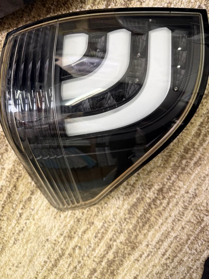 ヴェルファイア アルファード系スモークレンズデザインのホワイトLEDテールランプ