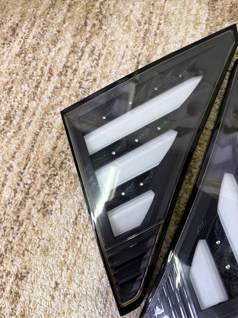 ヴェルファイア アルファード系スモークレンズデザインのホワイトLEDテールランプ