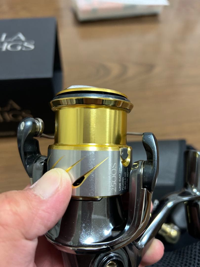 美品　シマノ　14 ステラ2500HGS 新品の替ラインローラー付き