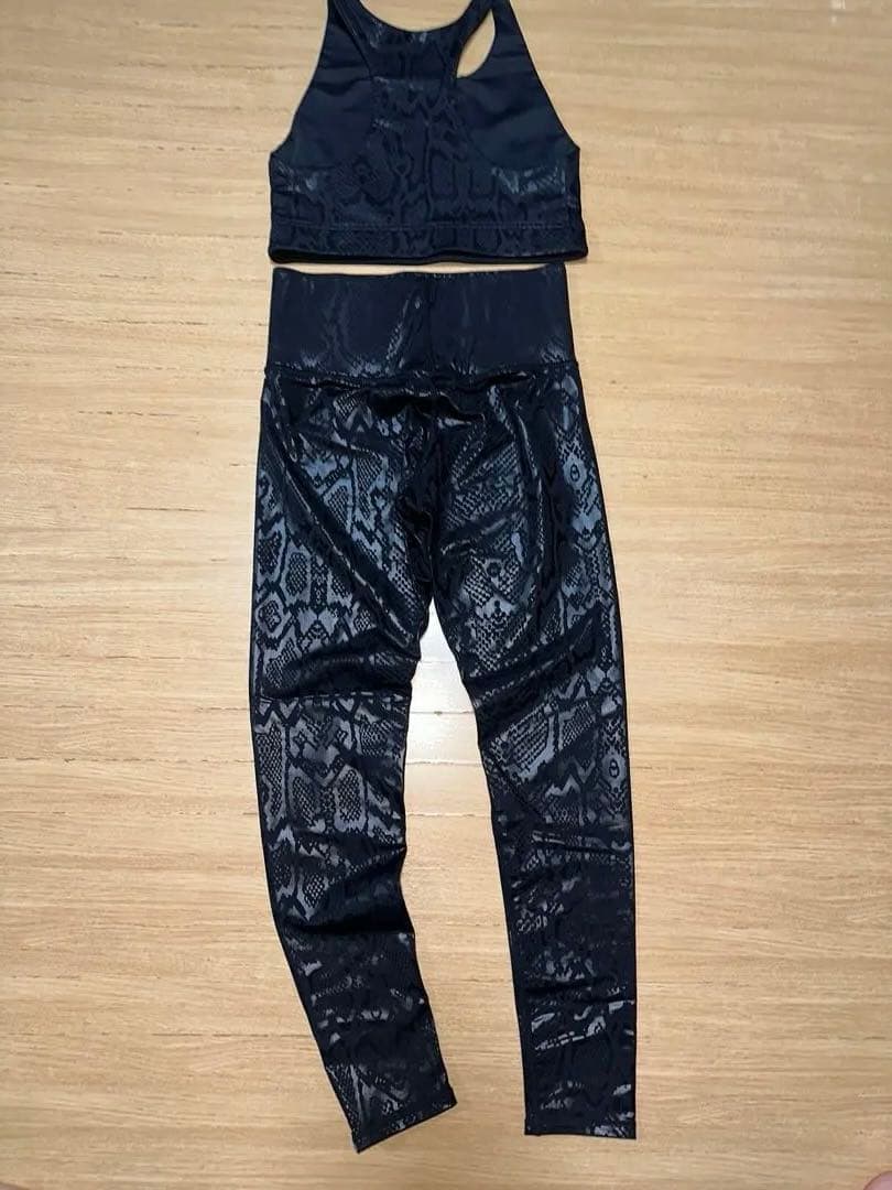 ジャザサイズ　ブラック ヘビ柄 スポーツブラとレギンスセット　S