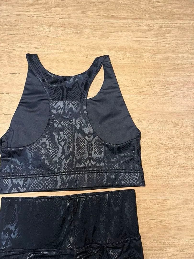 ジャザサイズ　ブラック ヘビ柄 スポーツブラとレギンスセット　S