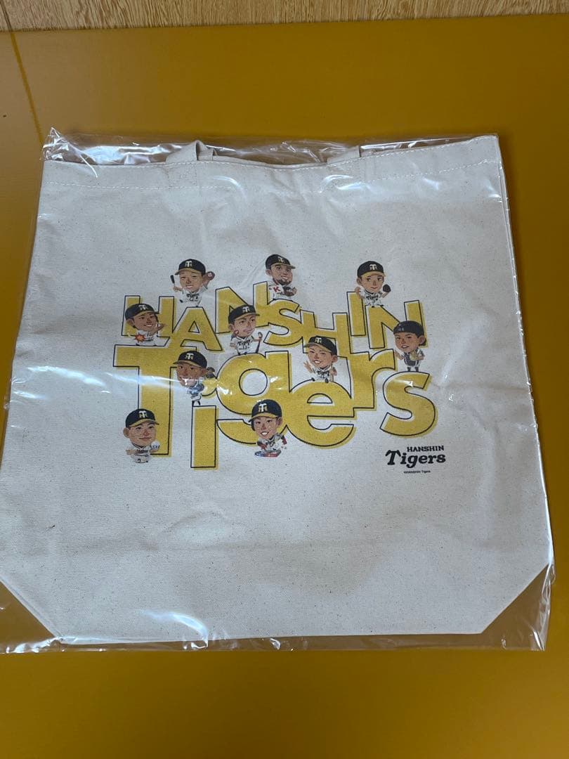 阪神タイガースとマッカノーズデザインとコラボレーションしたグッズです。