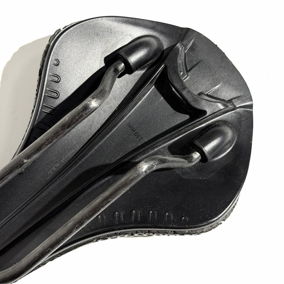 フィジーク Antares Versus Adaptive R1 3Dサドル