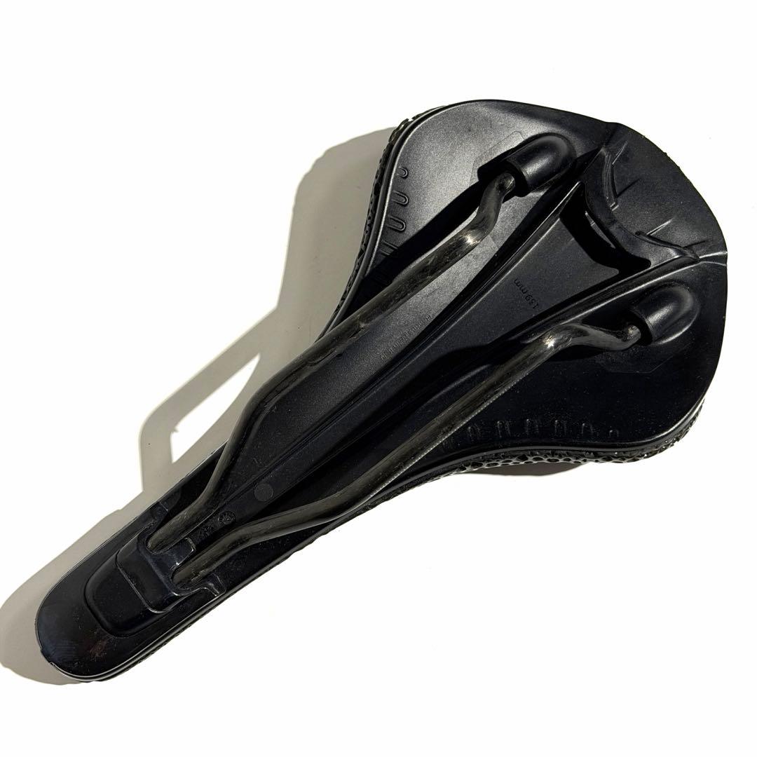 フィジーク Antares Versus Adaptive R1 3Dサドル