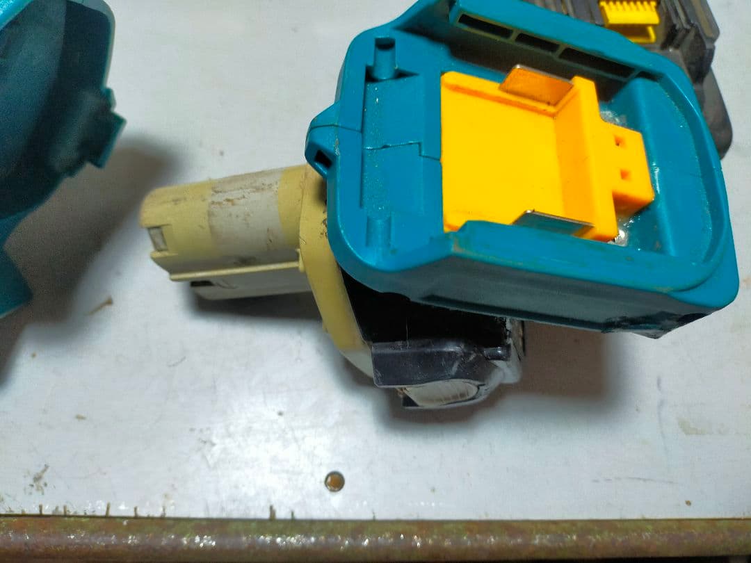 マキタ　Ni-Cd12v電池使用工具用リチウムイオン電池アダプター