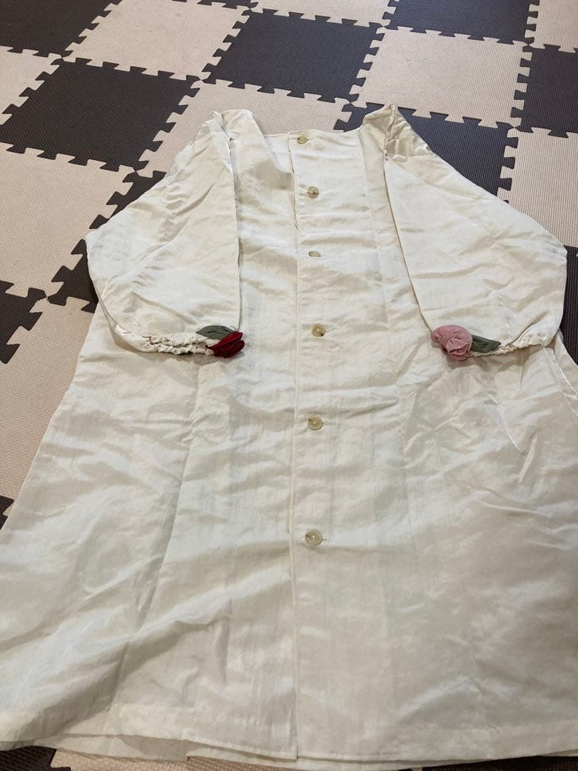 【新品未使用】POTECHINO 花柄刺繍長袖エプロン　白色ベージュ ポテチーノ