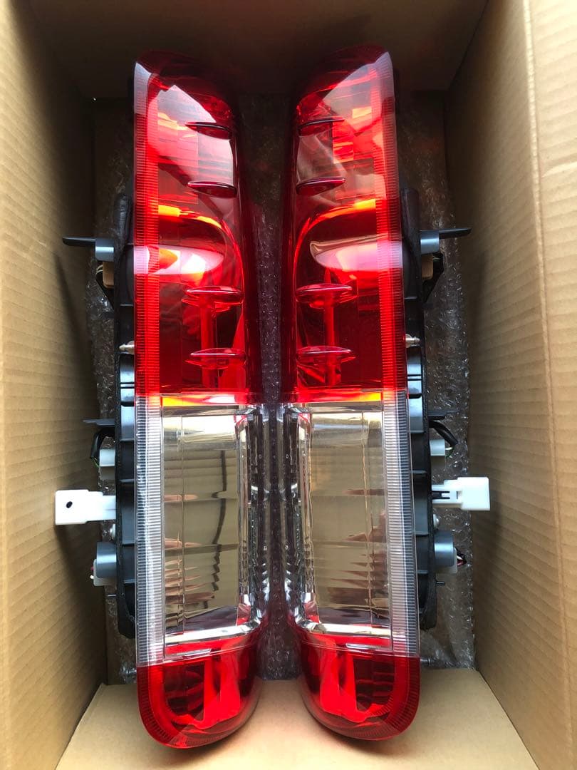 トヨタ　ハイエース テールランプ 純正 koito 左右 2個　美品　おまけ付き