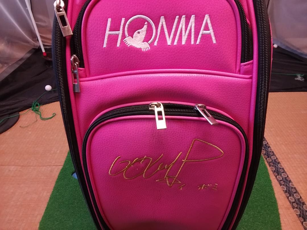 ホンマ　イ.ボミちゃん限定サイン刺繍マスコットタグ付本間ゴルフキャディーバック