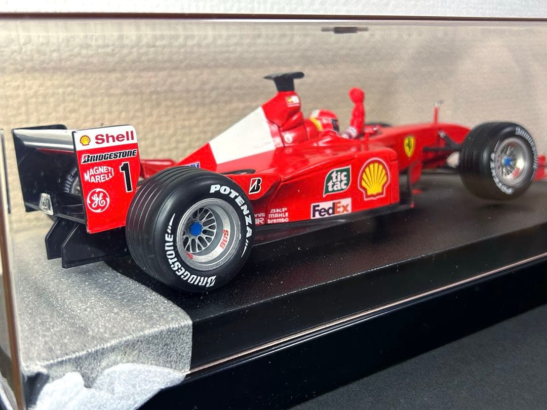 Hotwheels1/18フェラーリ2001ワールドチャンピオンM.シューマッハ