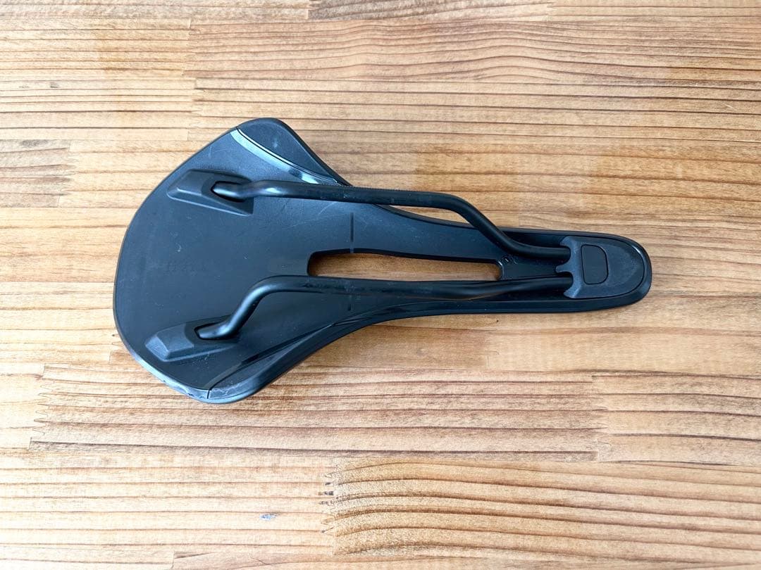 fi'zi:k VENTO ANTARES R5 140mm サドル