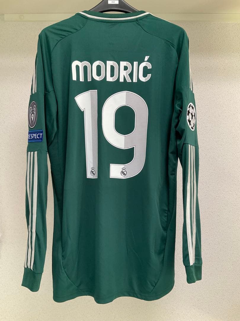 レアル・マドリード MODRIĆ 19 シャツ