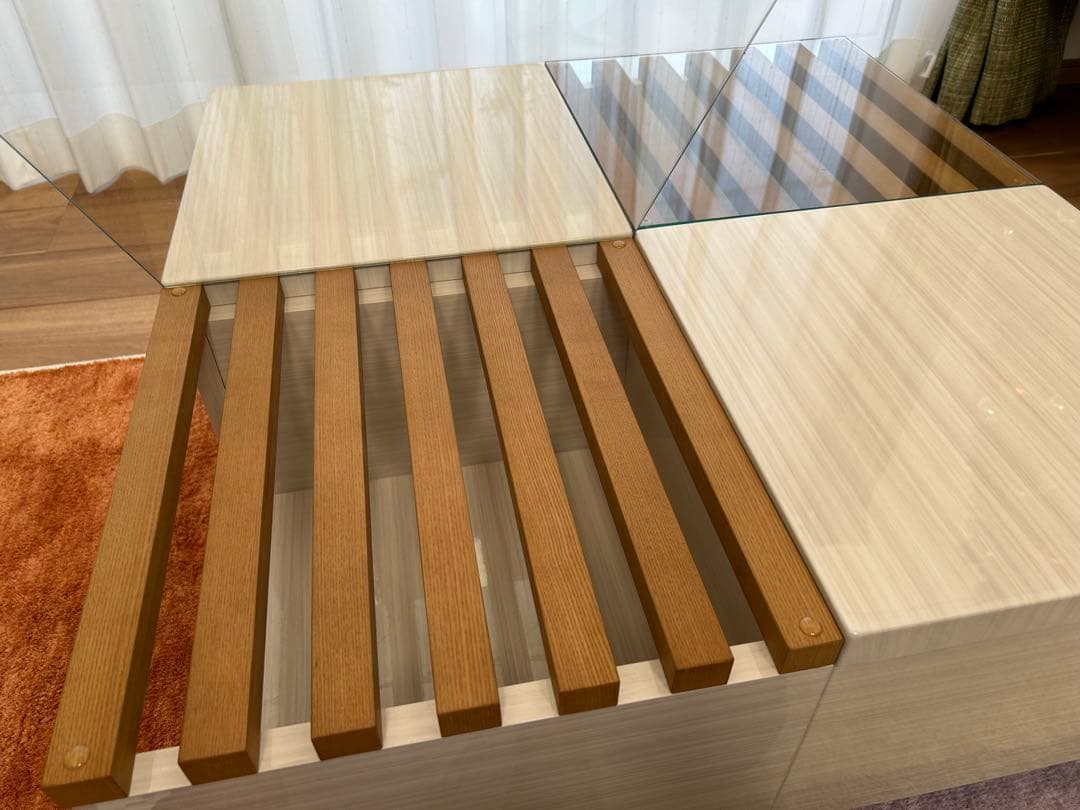 モダンデザインのセンターテーブル