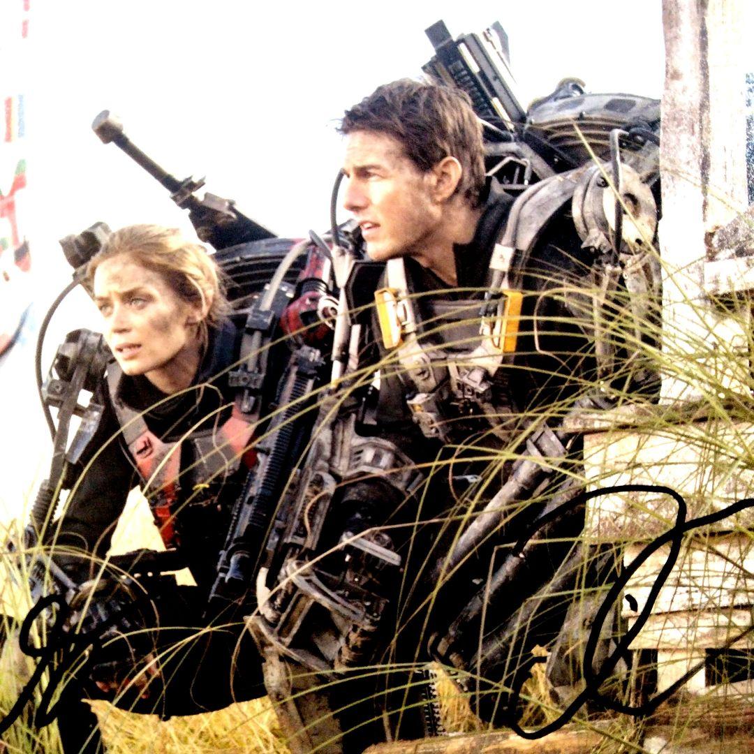 トム・クルーズとエミリー・ブラント直筆サイン入り大型写真‥