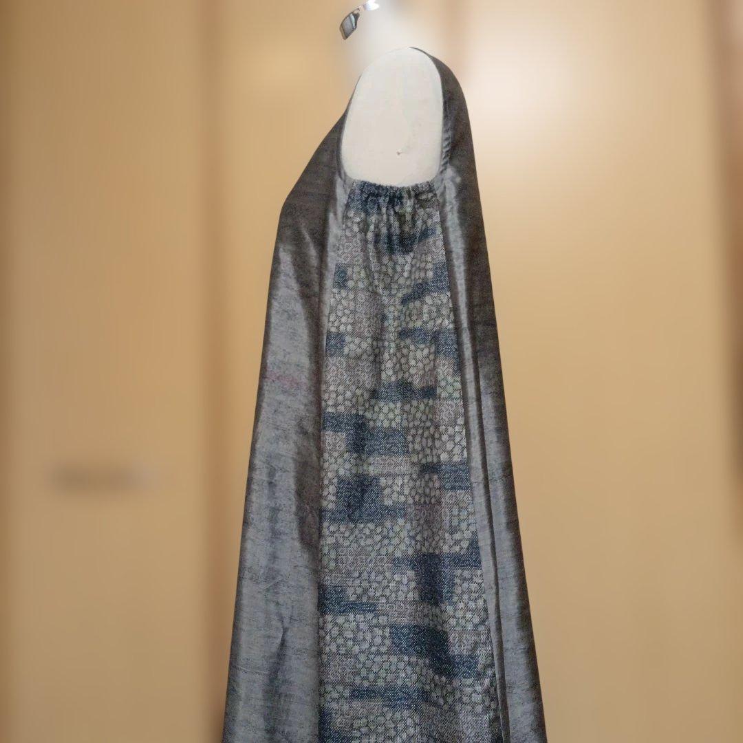 着物リメイク483大島紬からワンピース▶プラチナダークグレー、花柄パッチワーク