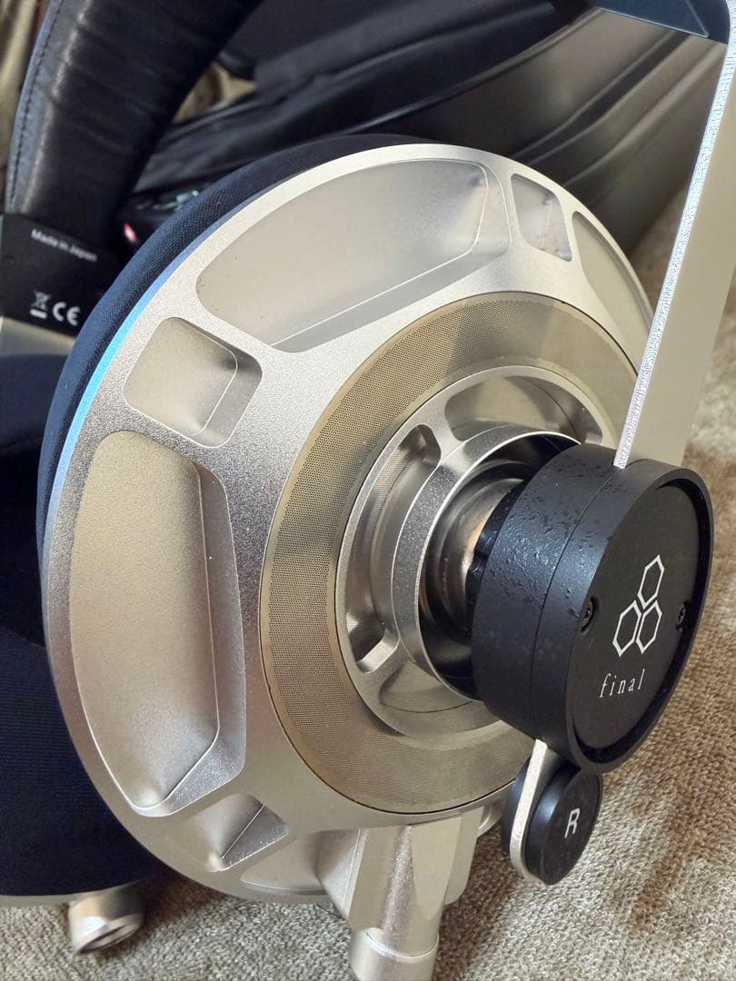 【極美品】final D8000 シルバー　プロテクトケース付き