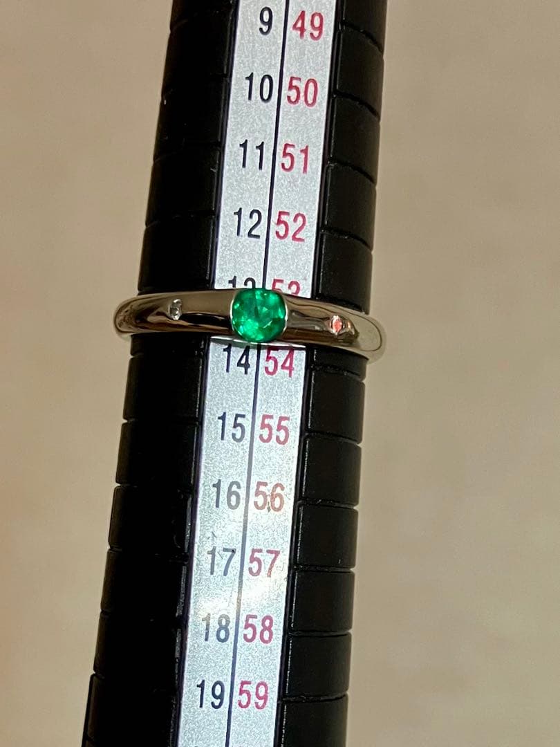 pt900＊ザンビア産の美しいエメラルド＆ダイヤリングです