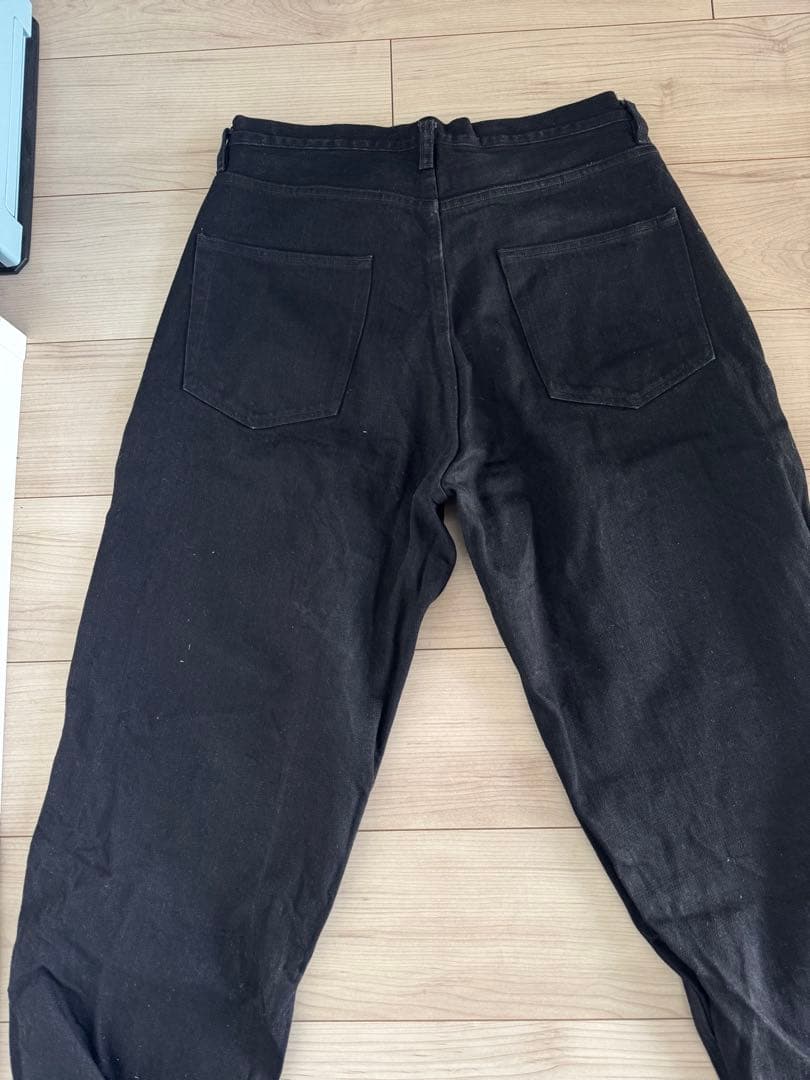 COMOLI ブラックデニム テーパードパンツ 25AW