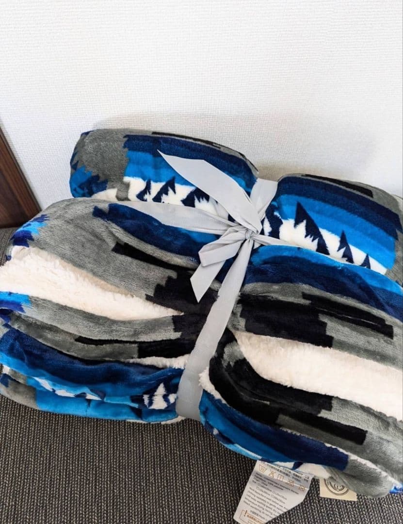 オルテガラグ　毛布　ひざ掛け　ブランケットベッドカバーグレー