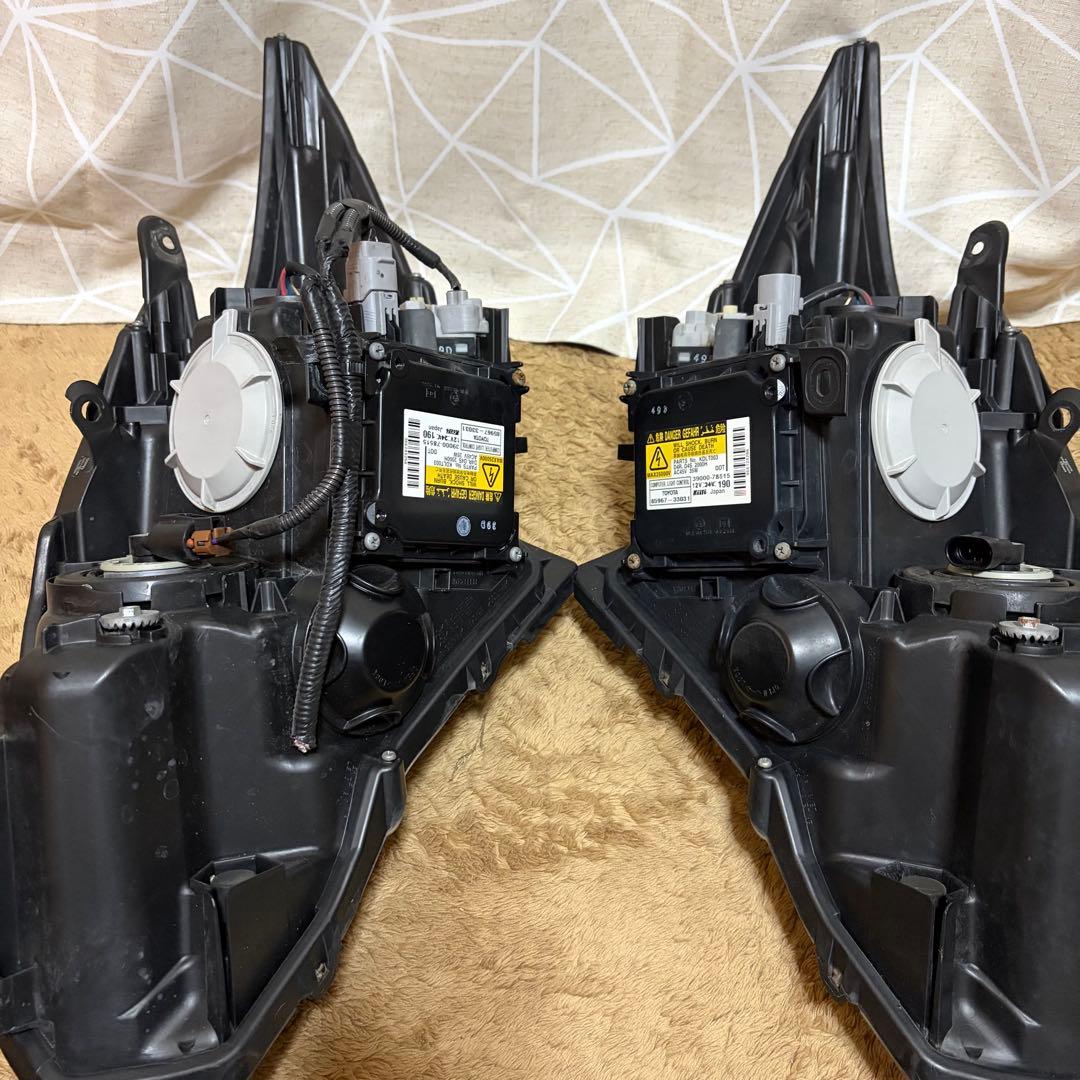【純正品】 プリウス30 HID ヘッドライト左右 パラスト付き
